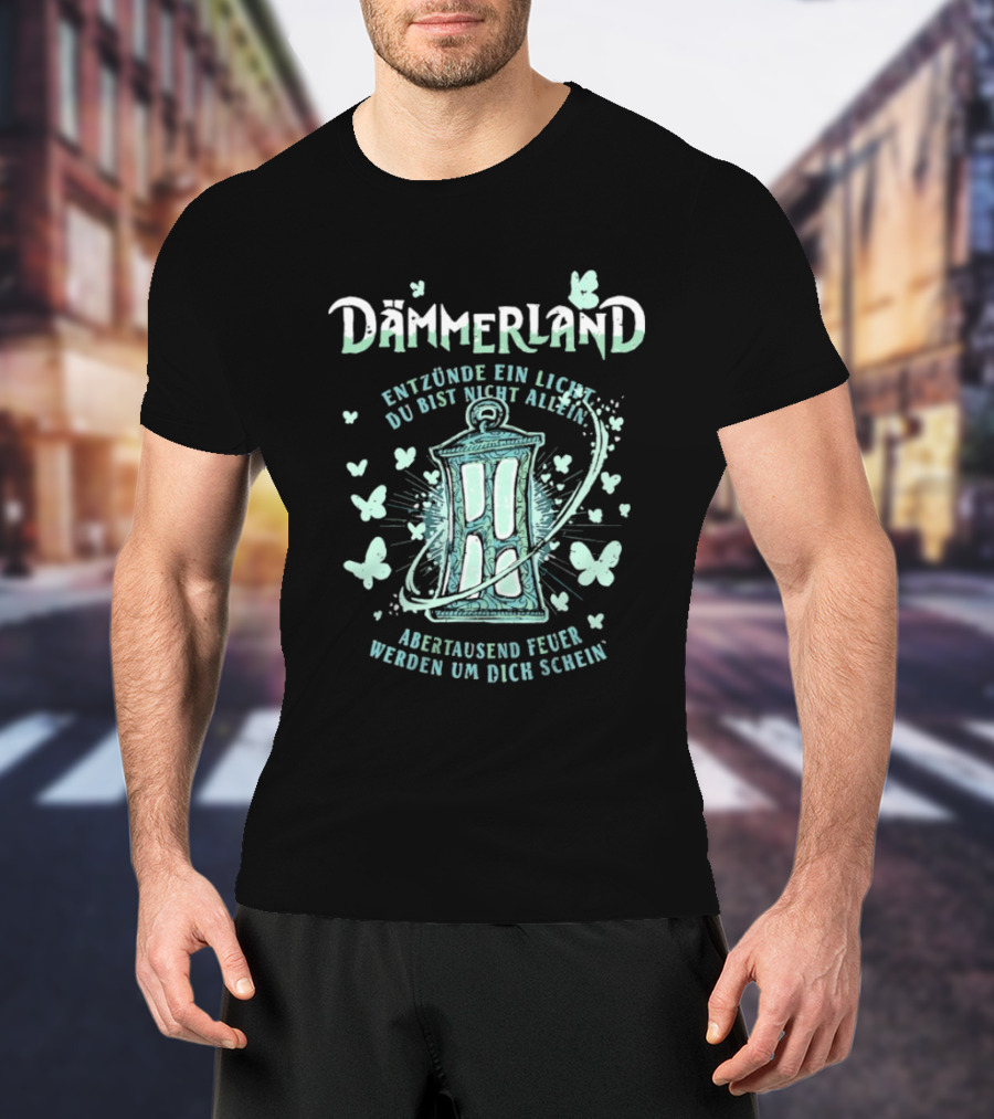 Dämmerland Entzünde Ein Licht Du Bist Nicht Allein Abertausend Feuer Werden Um Dich Scheinen Laterne Und Schmetterlinge T-Shirt