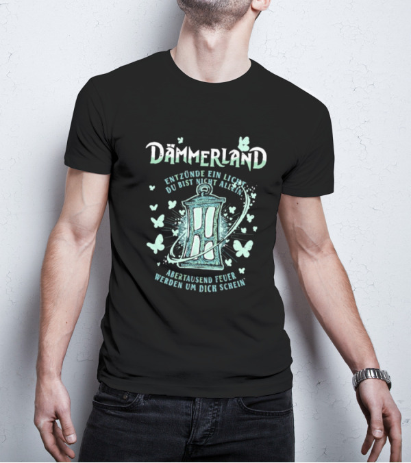 Dämmerland Entzünde Ein Licht Du Bist Nicht Allein Abertausend Feuer Werden Um Dich Scheinen Laterne Und Schmetterlinge T-Shirt
