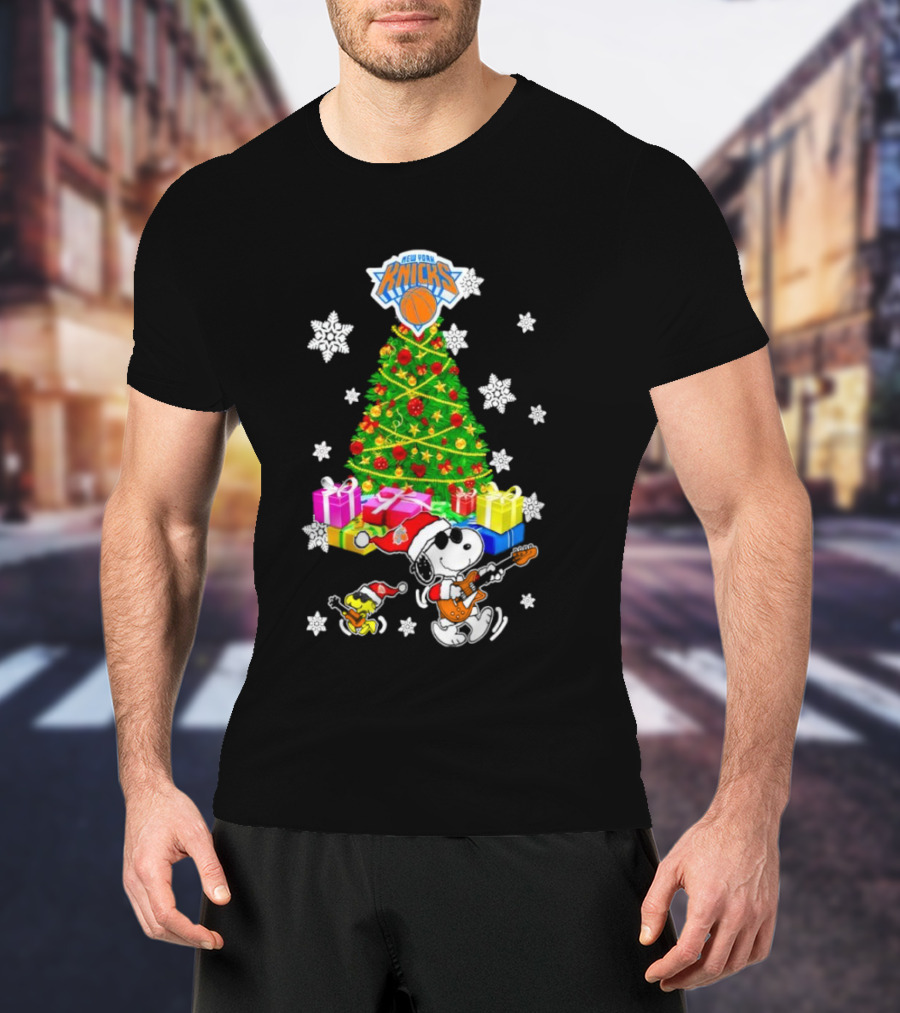 New York Knicks Snoopy Woodstock Christmas Tree Gifts Snowflakes T-Shirt