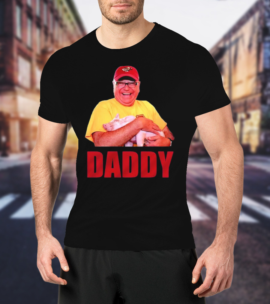 DADDY Hugging Pig Tim Walz Cap T-Shirt