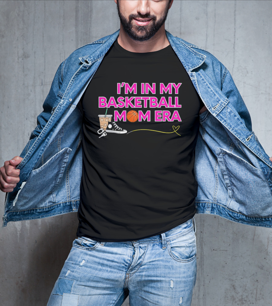 I'm In My Basketball Mom Era Sneakers Coffee Schlüsselbund Herz T-Shirt