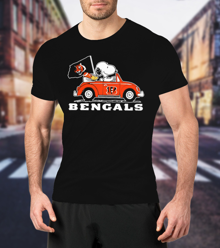 Snoopy And Woodstock Driving Cincinnati Bengals Car With Flag T-Shirt
