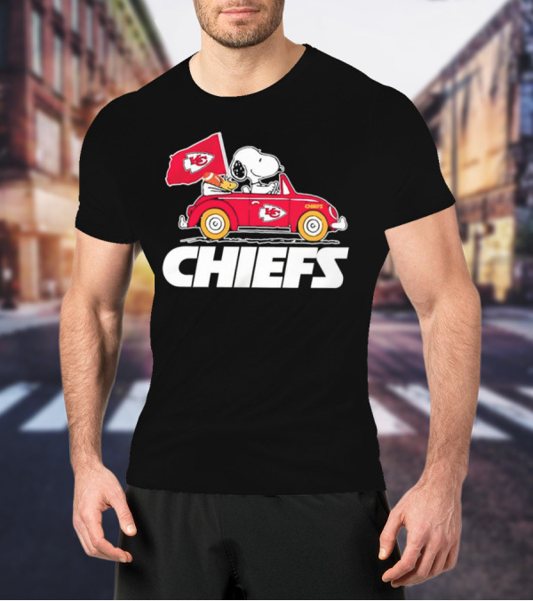 Snoopy Woodstock Driving Red Car Chiefs Flag Kansas City Chiefs T-Shirt
