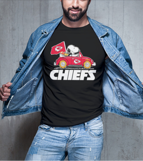 Snoopy Woodstock Driving Red Car Chiefs Flag Kansas City Chiefs T-Shirt