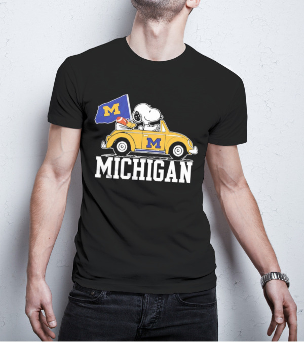 Snoopy And Woodstock Driving Car With Michigan Wolverines Flag T-Shirt