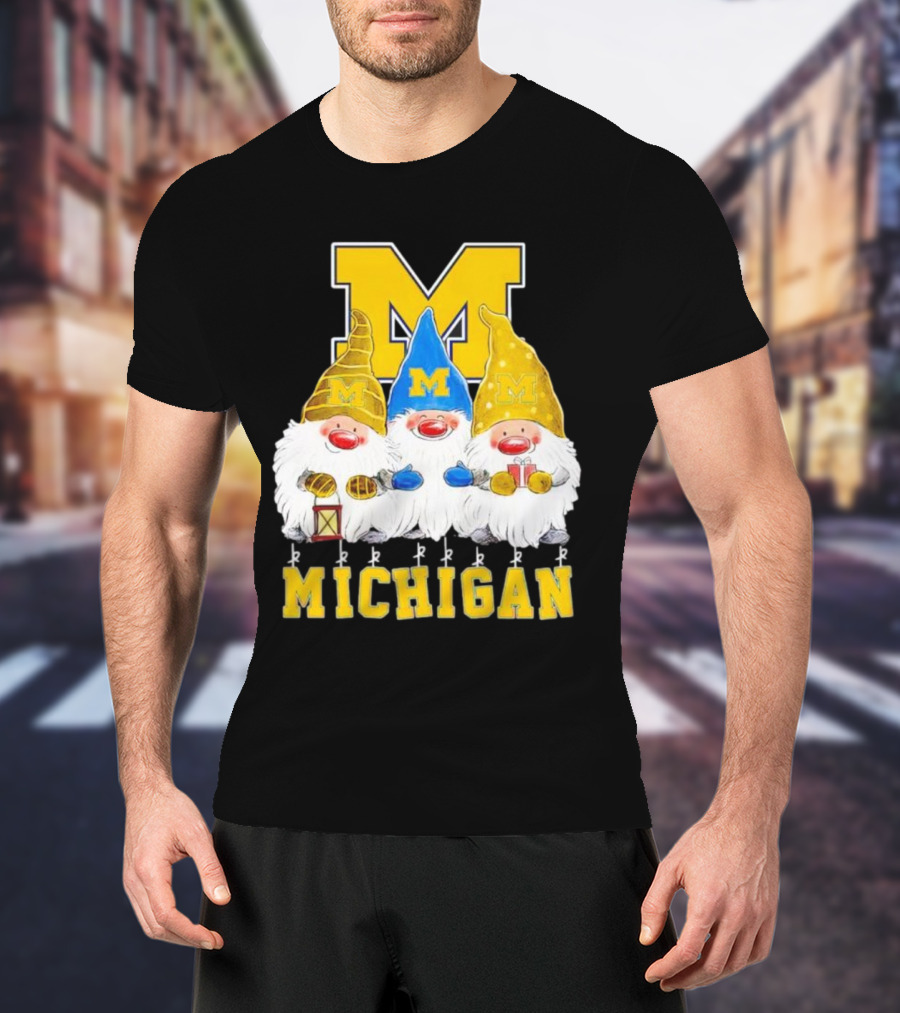 Gnomies Michigan Wolverines Christmas Festive Gnome Trio With Gifts And Lantern T-Shirt