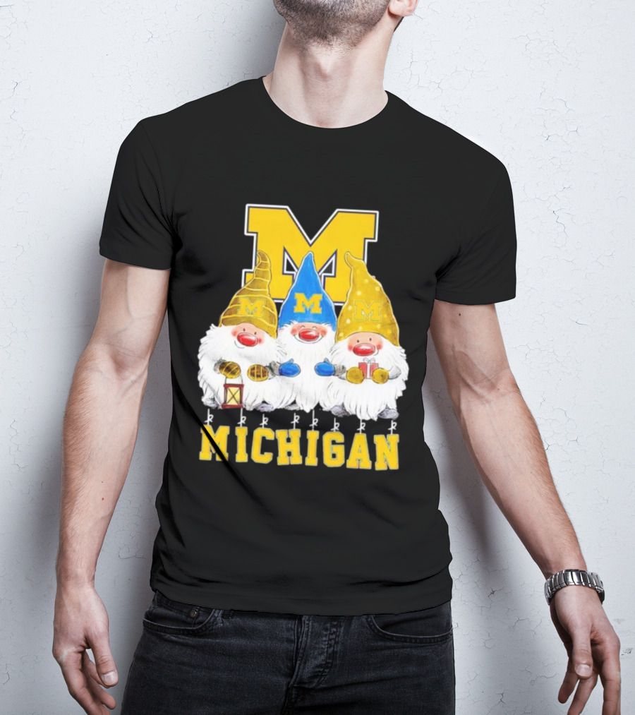 Gnomies Michigan Wolverines Christmas Festive Gnome Trio With Gifts And Lantern T-Shirt