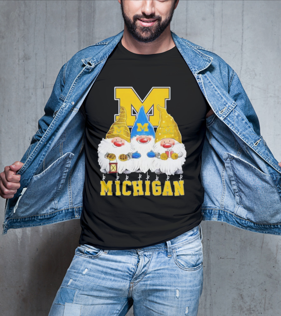 Gnomies Michigan Wolverines Christmas Festive Gnome Trio With Gifts And Lantern T-Shirt