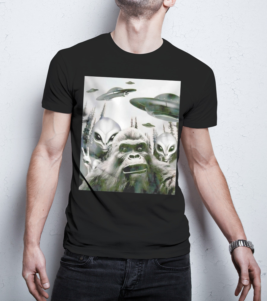 Bigfoot Aliens Selfie UFO Forest Adventure T-Shirt