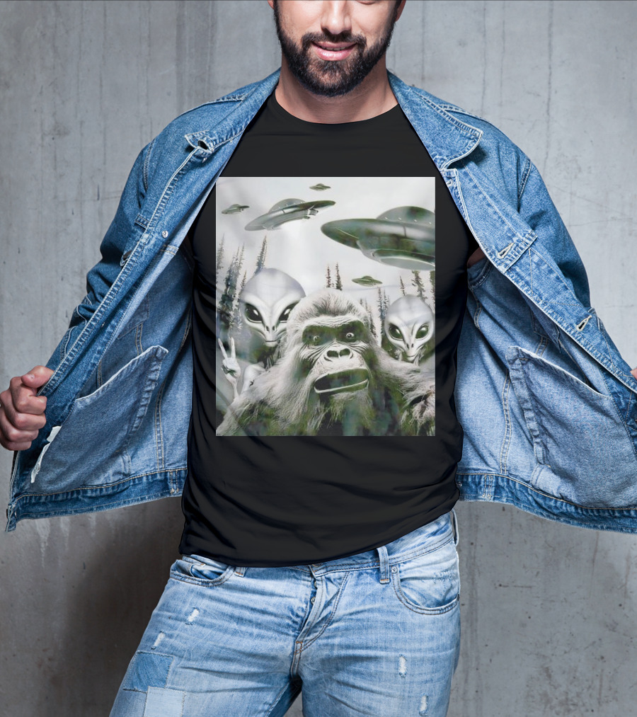Bigfoot Aliens Selfie UFO Forest Adventure T-Shirt