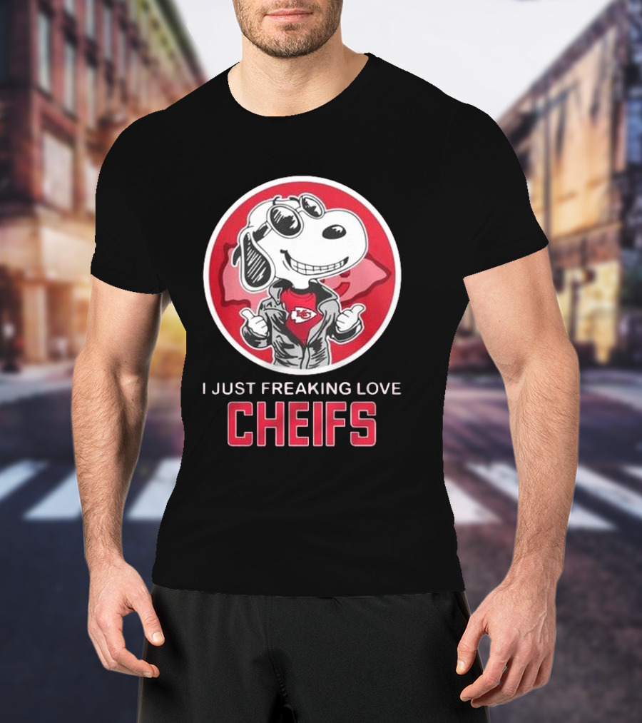 Kansas City Chiefs Snoopy I Just Freaking Love Chiefs T-Shirt