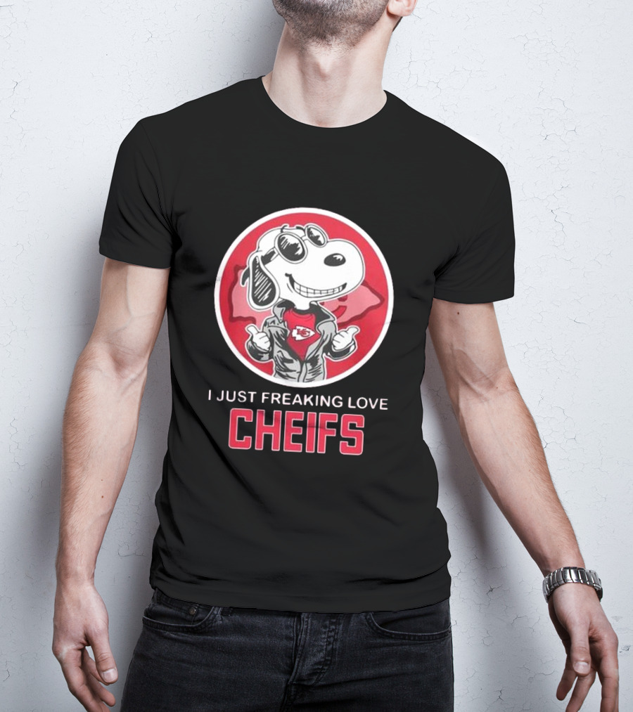 Kansas City Chiefs Snoopy I Just Freaking Love Chiefs T-Shirt