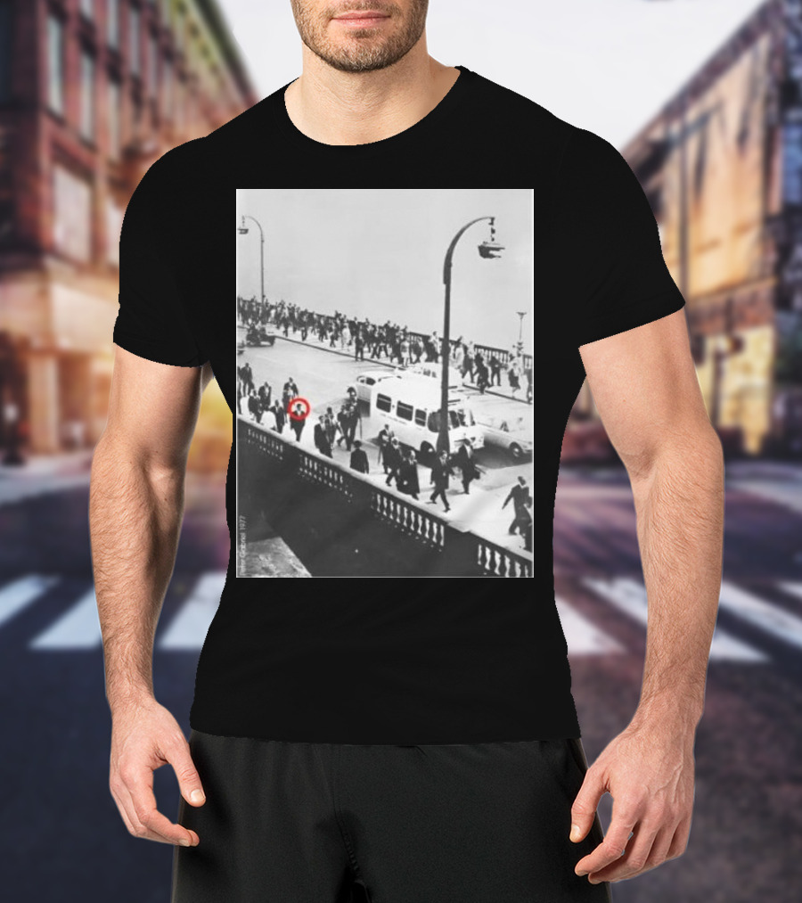 Peter Gabriel In 1977 Urban Crowd With Red Circle Highlight T-Shirt