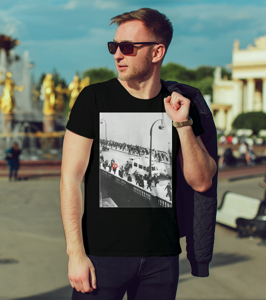 Peter Gabriel In 1977 Urban Crowd With Red Circle Highlight T-Shirt