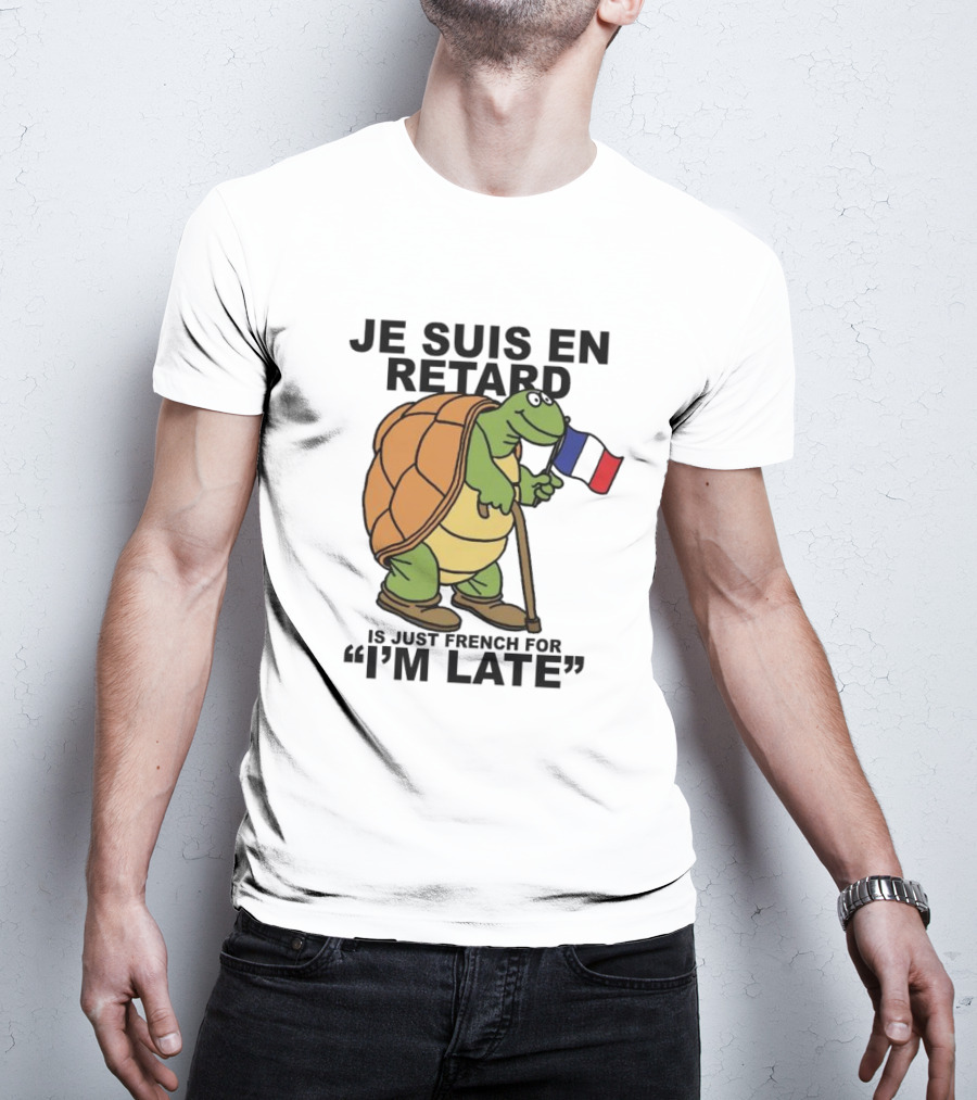 Je Suis En Retard Turtle Holding French Flag I’m Late T-Shirt