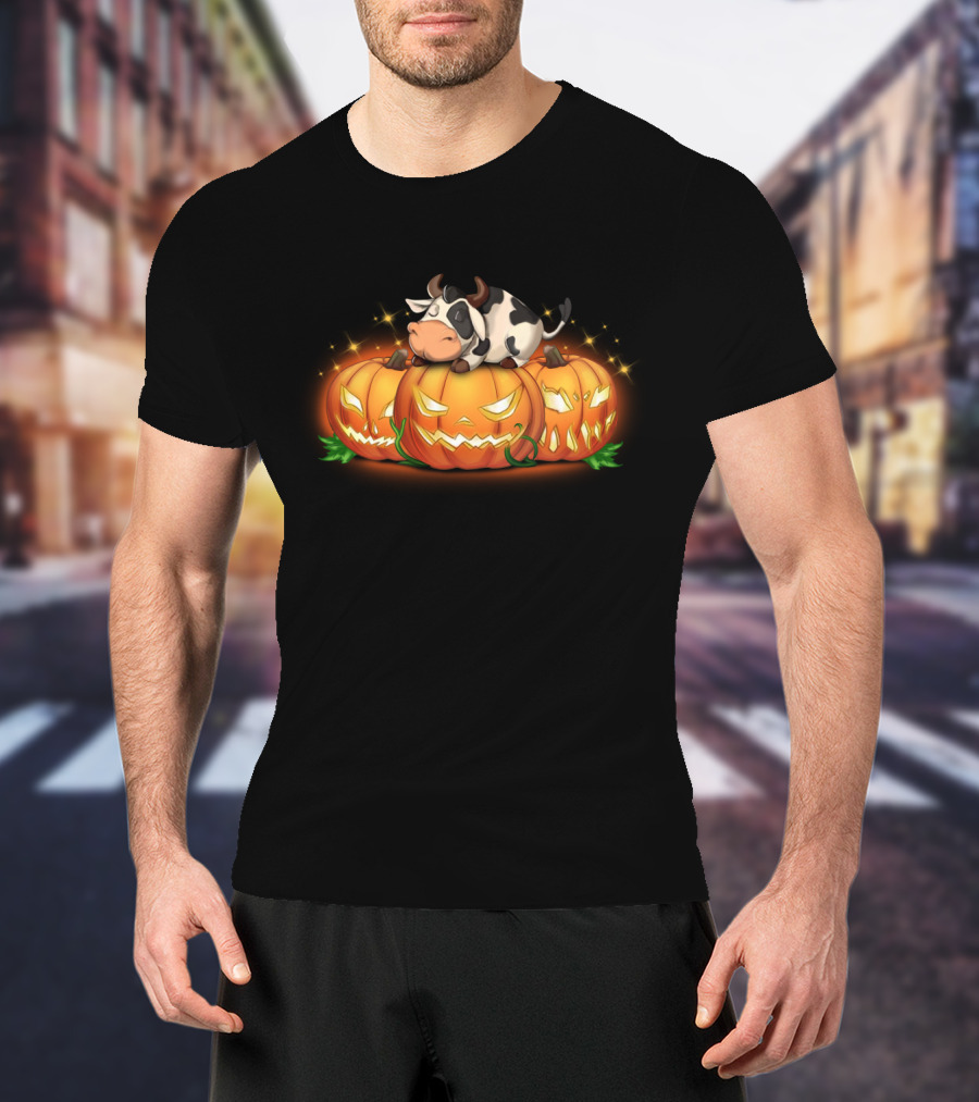Sleeping Cow On Halloween Jack-O'-Lantern Pumpkins T-Shirt