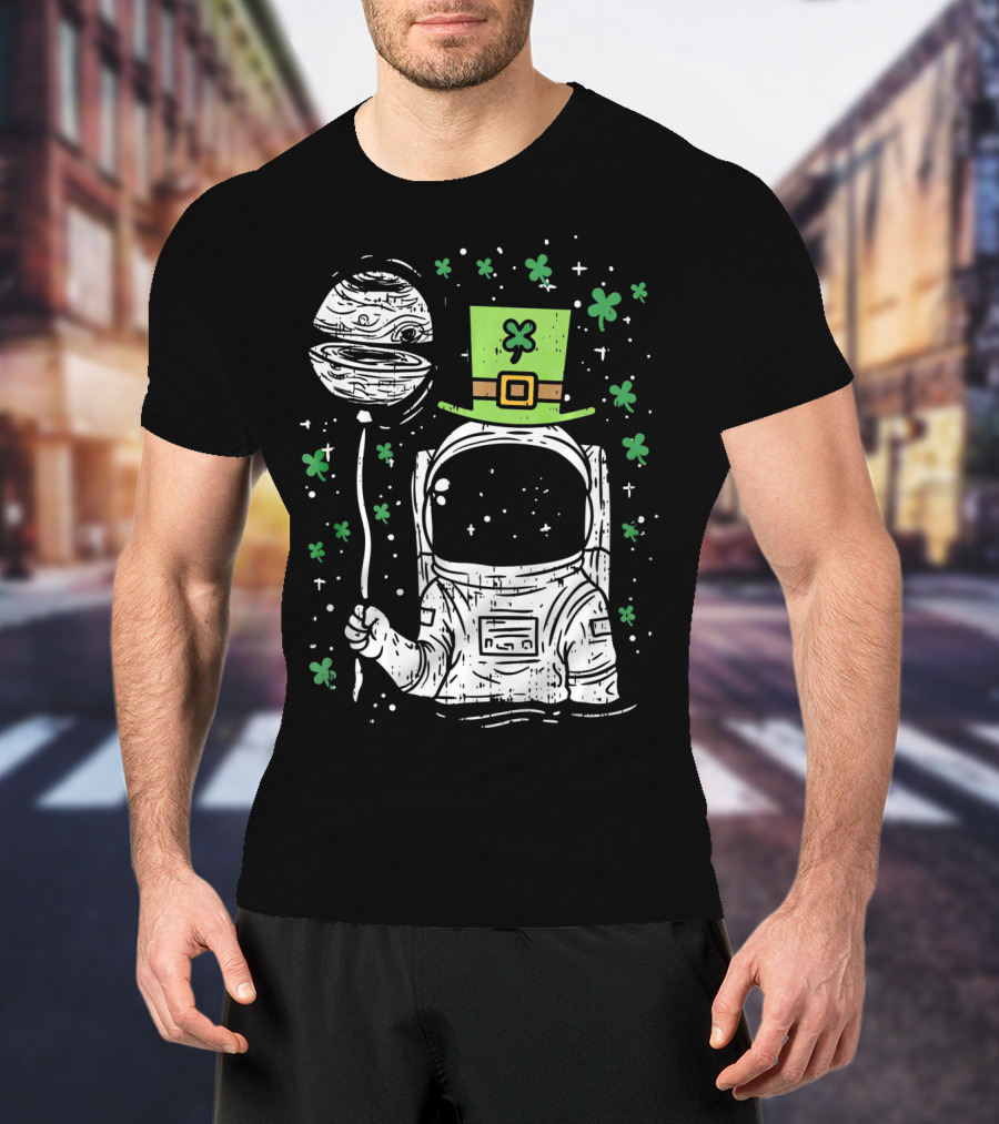 Irish Astronaut Holding Planet Balloon With Shamrocks And St Patrick's Hat T-Shirt