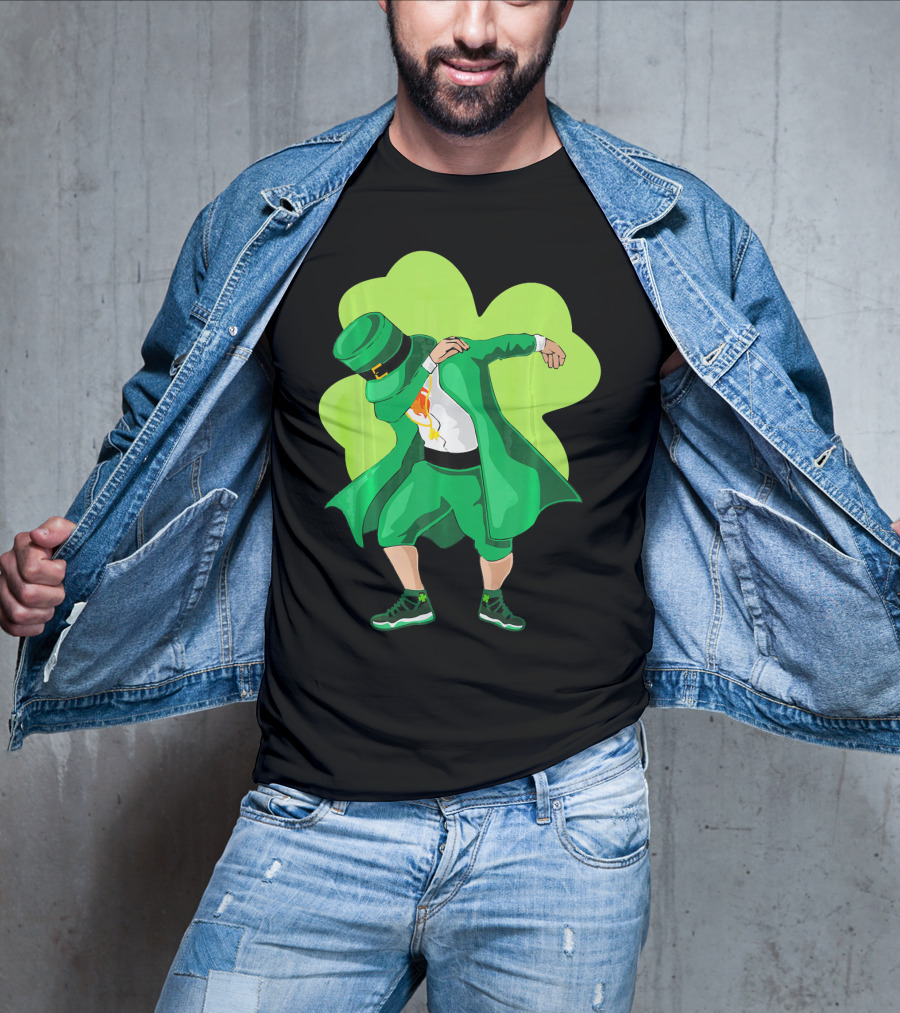 St. Patrick's Day Dabbing Leprechaun With Shamrock Background T-Shirt