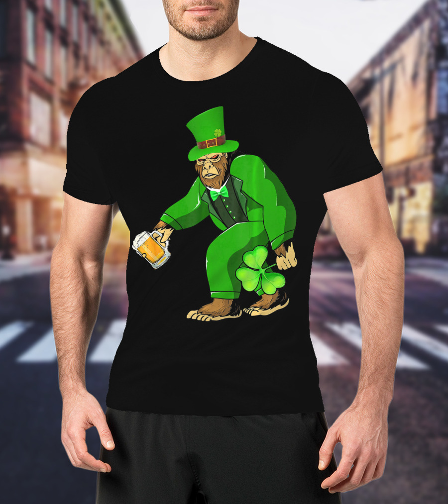Big Foot Funny Bear Leprechaun Holding Beer And Shamrock In Green Suit T-Shirt