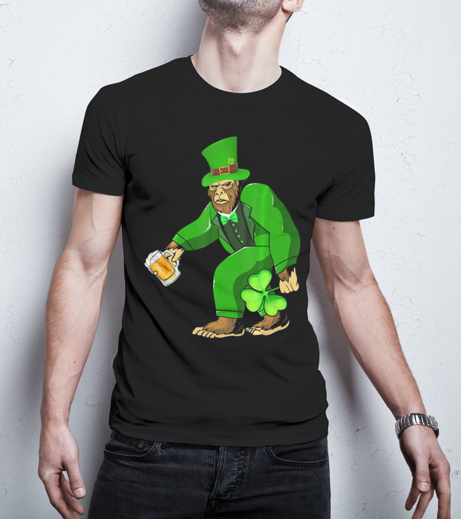 Big Foot Funny Bear Leprechaun Holding Beer And Shamrock In Green Suit T-Shirt