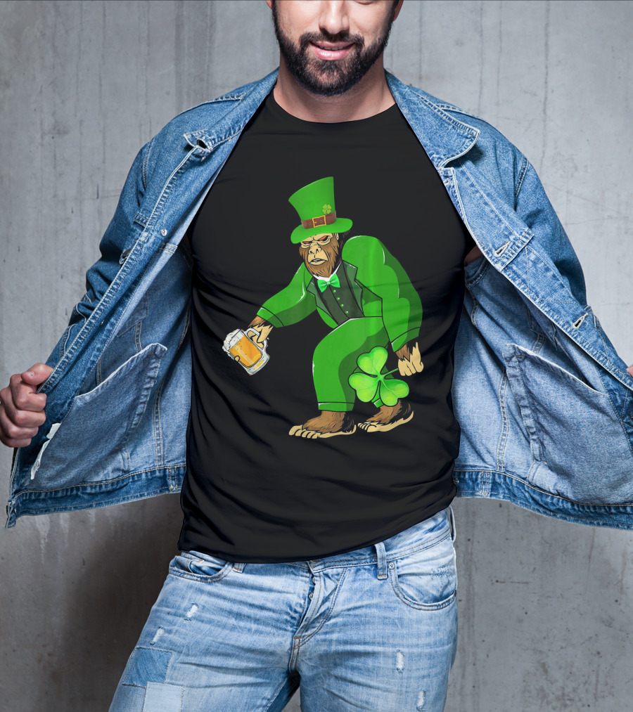 Big Foot Funny Bear Leprechaun Holding Beer And Shamrock In Green Suit T-Shirt