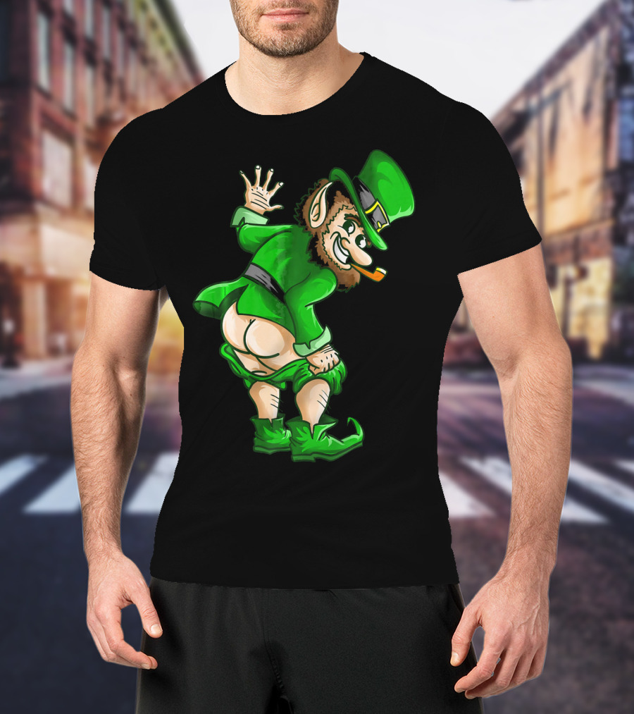 Mooning Leprechaun Mischievous Green Outfit Smoking Pipe T-Shirt