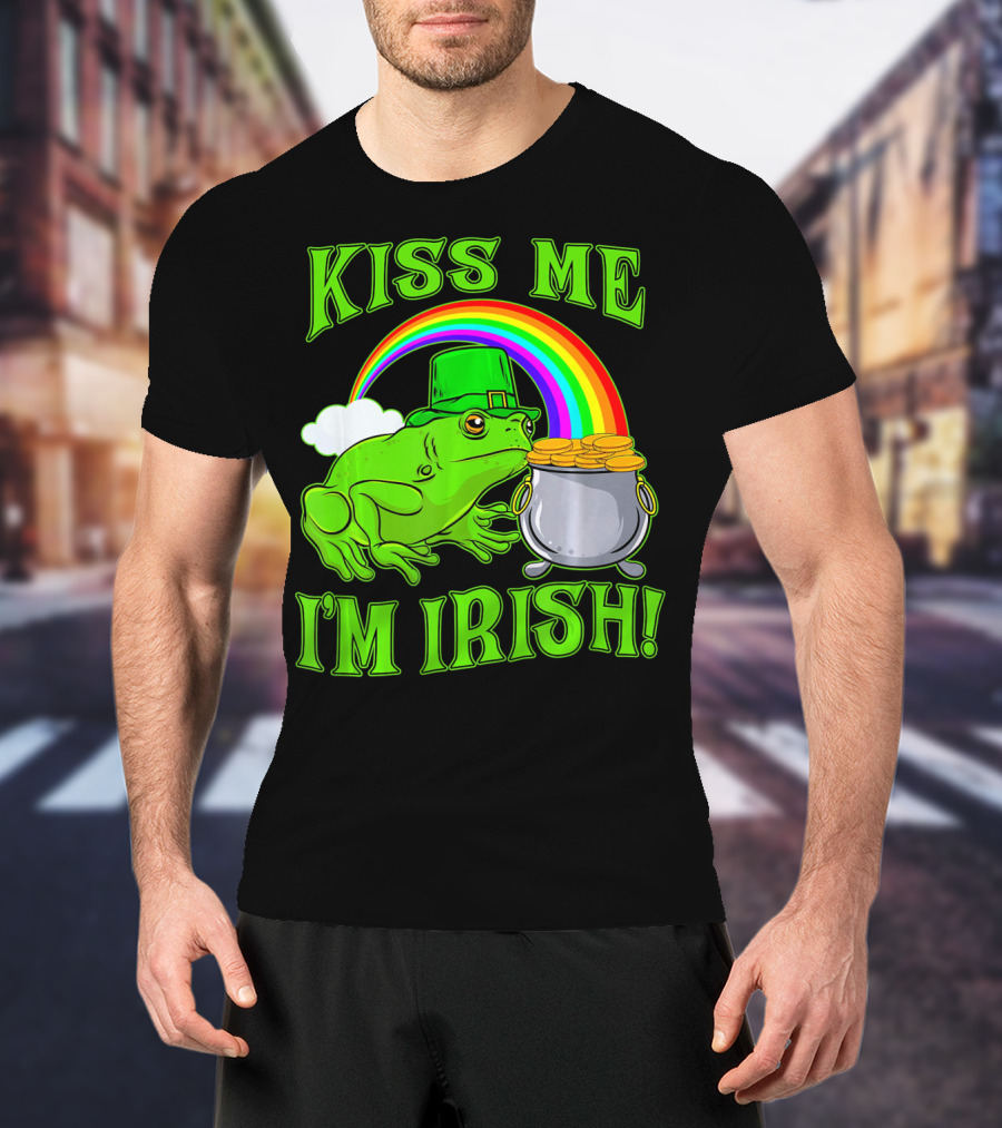 KISS ME I'M IRISH Frog With Rainbow And Pot Of Gold St Patricks Day T-Shirt