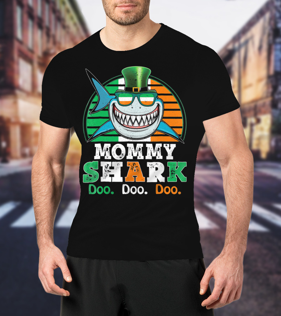 Mommy Shark Doo Doo Doo Funny St. Patrick's Day With Irish Colors And Leprechaun Hat T-Shirt