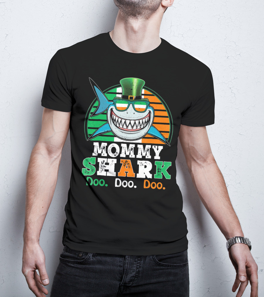 Mommy Shark Doo Doo Doo Funny St. Patrick's Day With Irish Colors And Leprechaun Hat T-Shirt