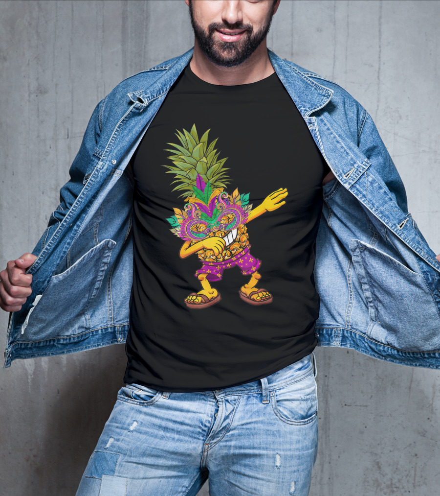 Funny Pineapple Wearing Mardi Gras Mask Dabbing Pose T-Shirt