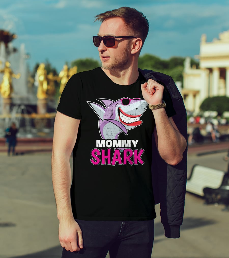 Mommy Shark Dabbing Stylish Sunglasses Fun T-Shirt