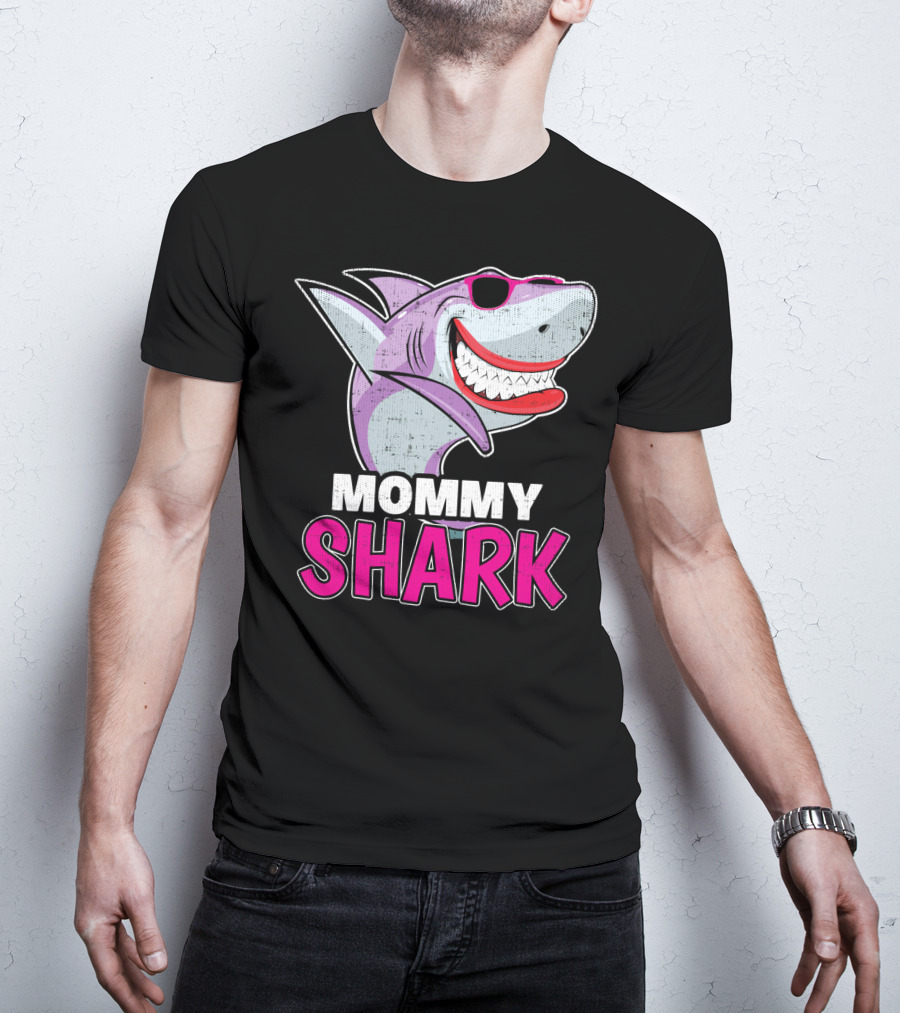 Mommy Shark Dabbing Stylish Sunglasses Fun T-Shirt