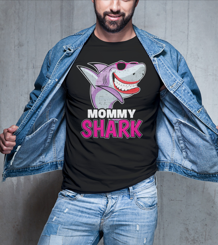 Mommy Shark Dabbing Stylish Sunglasses Fun T-Shirt