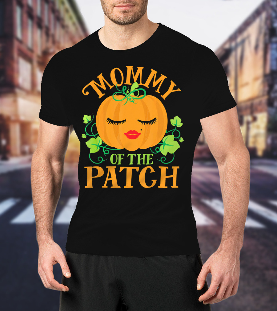 Mommy Pumpkin Of The Patch Face With Green Leaves And Vines T-Shirt
