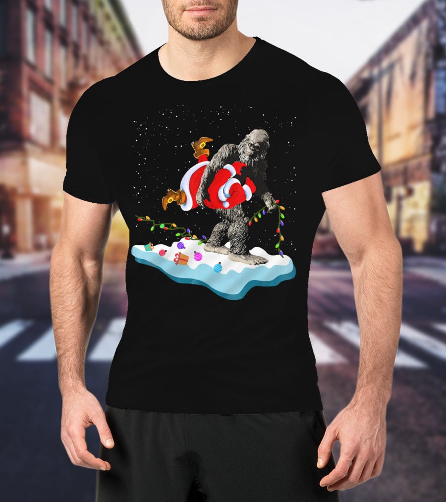 Bigfoot Abducts Santa On Christmas Eve T-Shirt