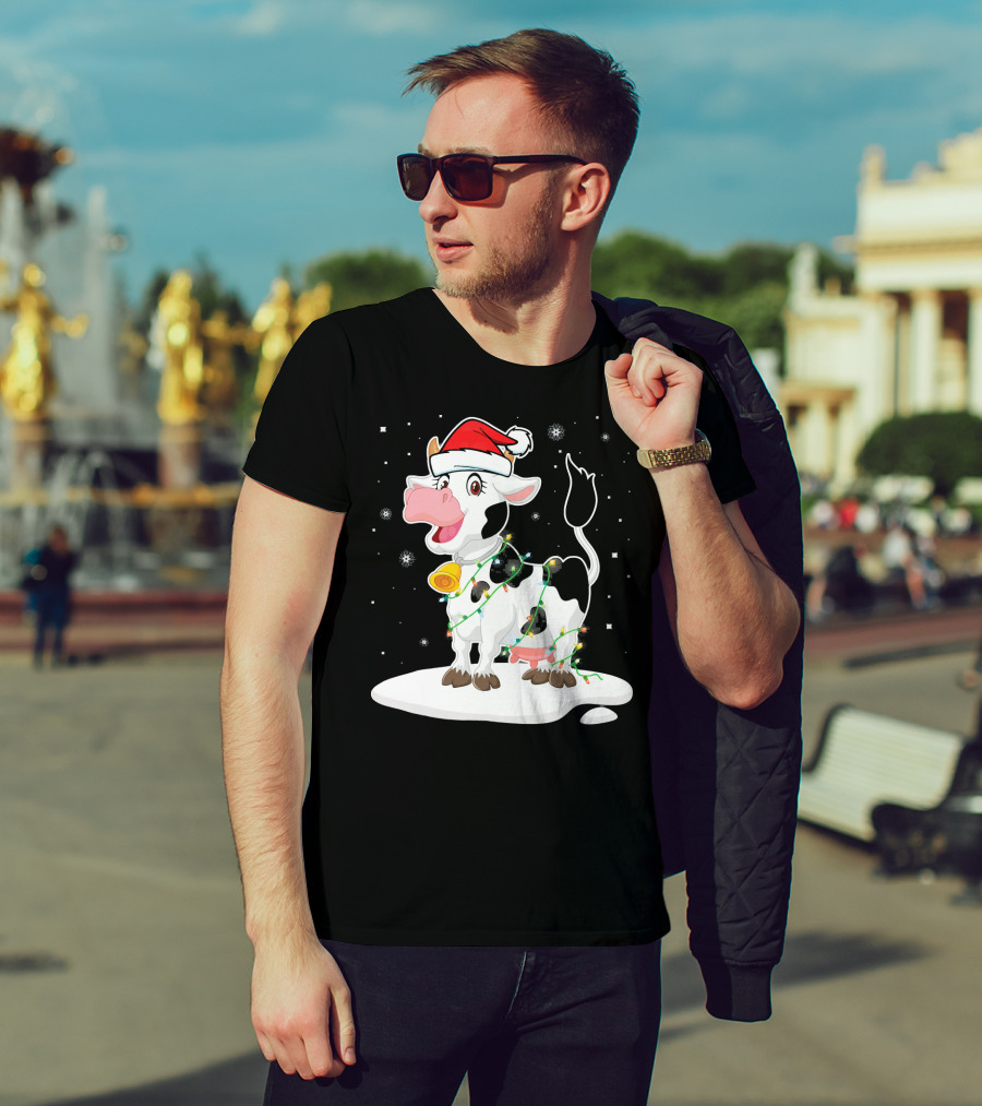 Lovely Cow Santa Xmas Lights On Snowy Tree Scene T-Shirt