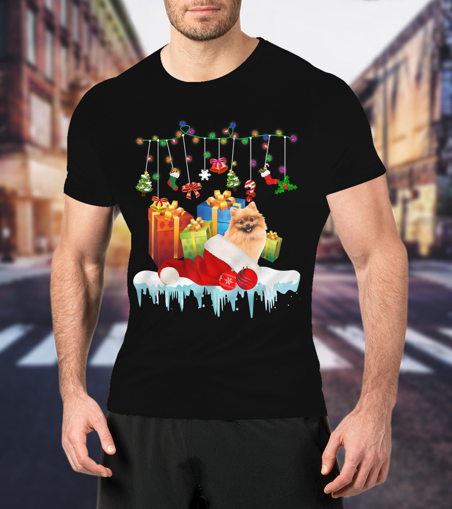 Pomeranian Santa Hat Surrounded By Christmas Gifts And Fairy Lights T-Shirt