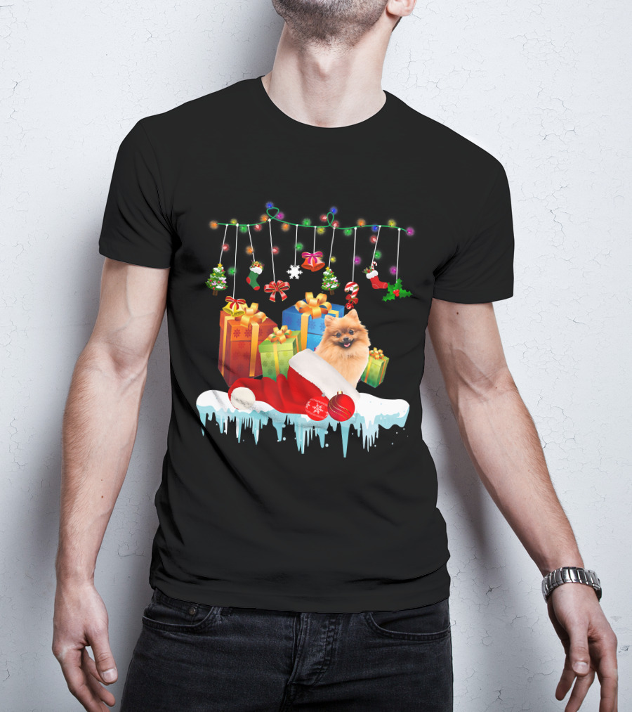 Pomeranian Santa Hat Surrounded By Christmas Gifts And Fairy Lights T-Shirt